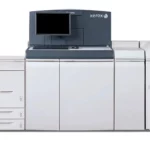 De Xerox Nuvera productieprinter, is een professioneel monochroom afdruksysteem ontworpen voor uitgevers en printshops. Het is voorzien van geavanceerde digitale printtechnologie en een groot, duidelijk leesbaar monitor voor bediening, perfect voor hoogvolume printtaken die consistentie en precisie vereisen.