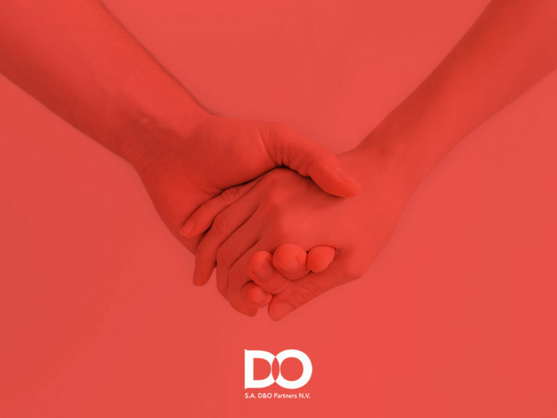 Deux mains se tenant fermement sur un fond rouge, symbolisant le partenariat et la confiance, avec le logo de D&O Partners en bas, évoquant leur collaboration avec Xerox dans les services, imprimantes, hardware, software et consommables.
