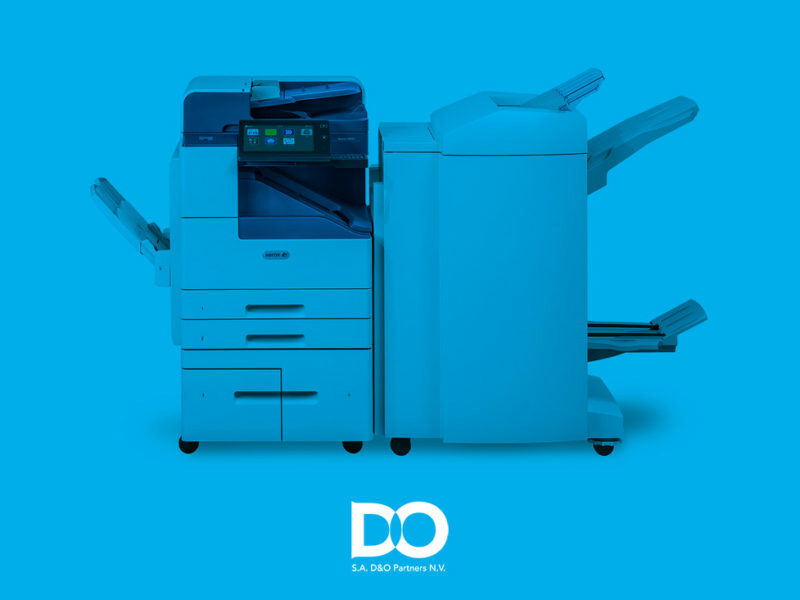 Imprimantes multifonction Xerox en bleu sur fond uni bleu ciel, représentant les solutions d'impression de Xerox disponibles chez D&O Partners, fournissant des services et des consommables pour matériel et logiciel d'impression.